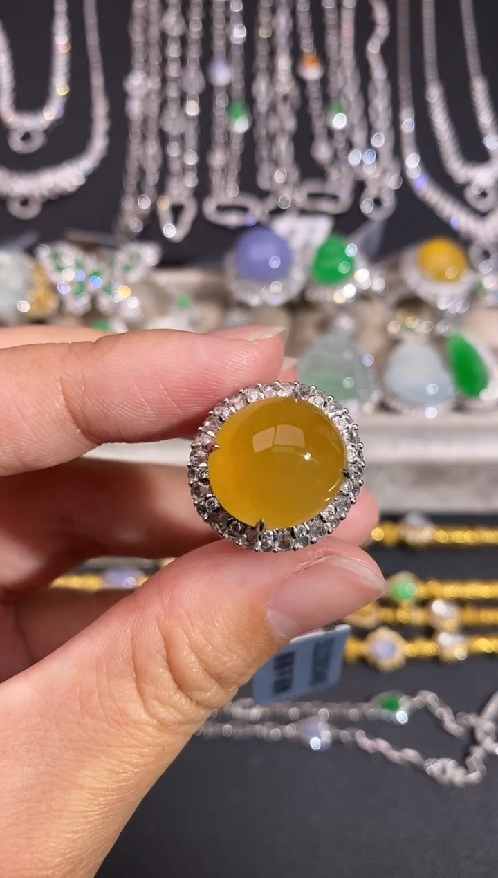 颈饰18K金镶嵌翡翠戒指