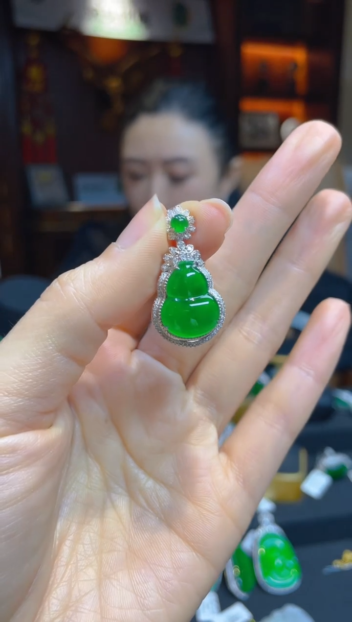 【闪购商品】翡翠颈饰18K金镶嵌118637天然A货翡翠葫芦