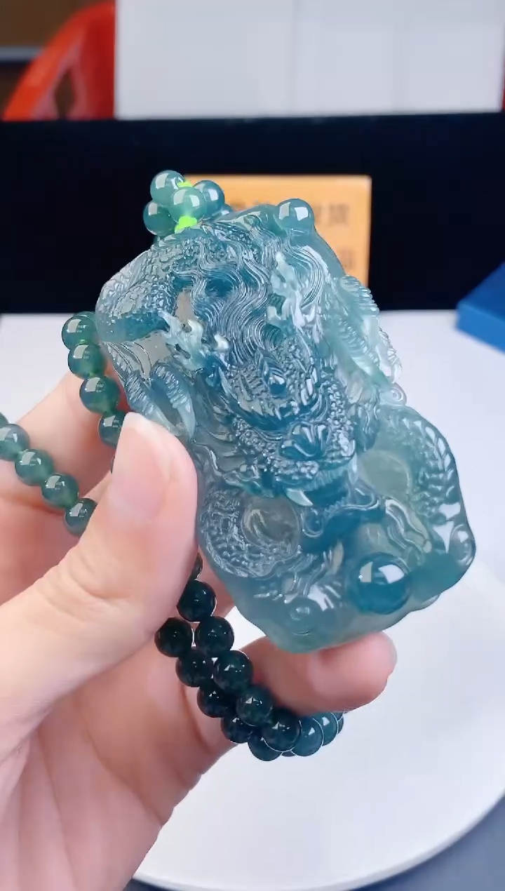 颈饰未镶嵌翡翠   