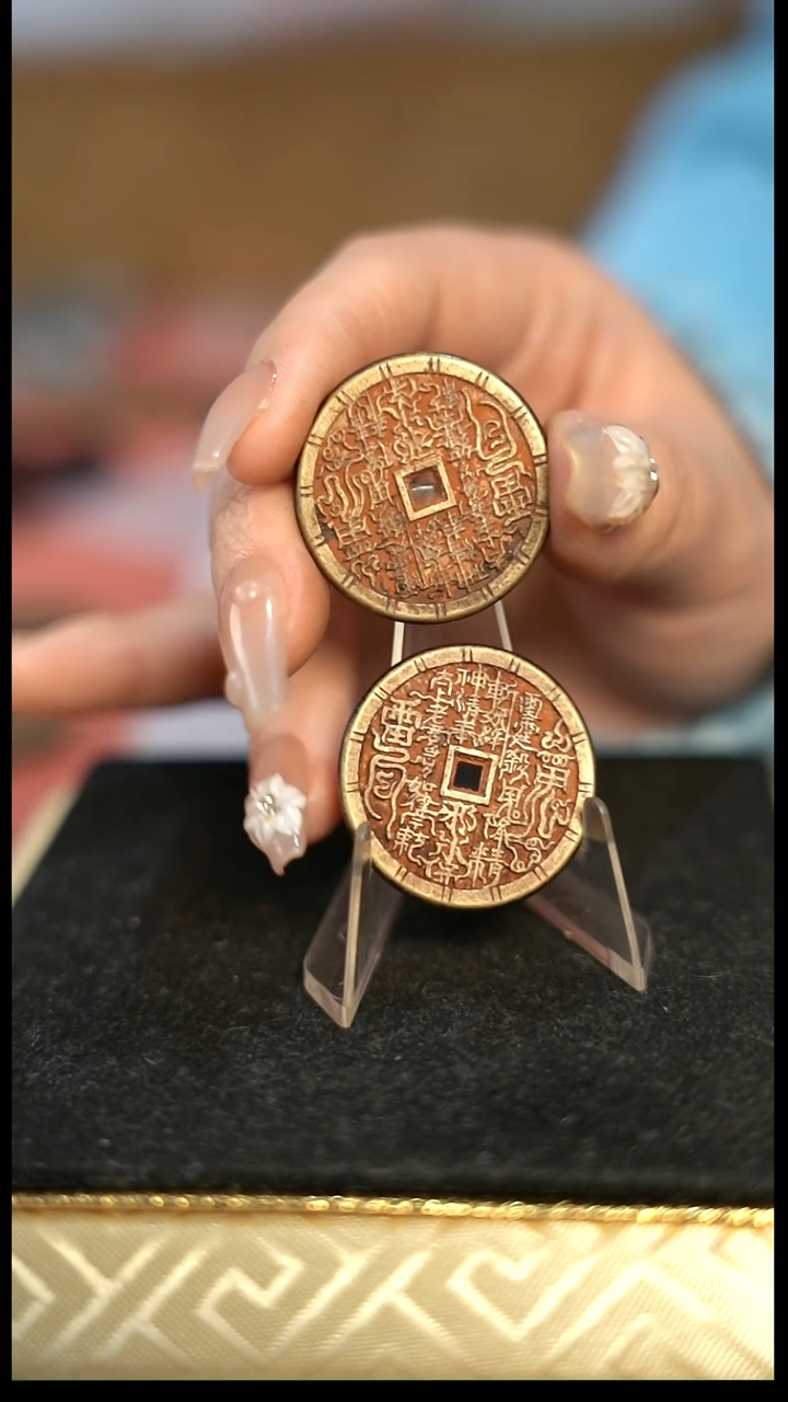 J*编号1944山鬼花钱2.96（配脖挂）