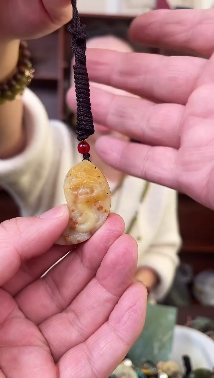 未镶嵌蛇纹石玉颈饰·