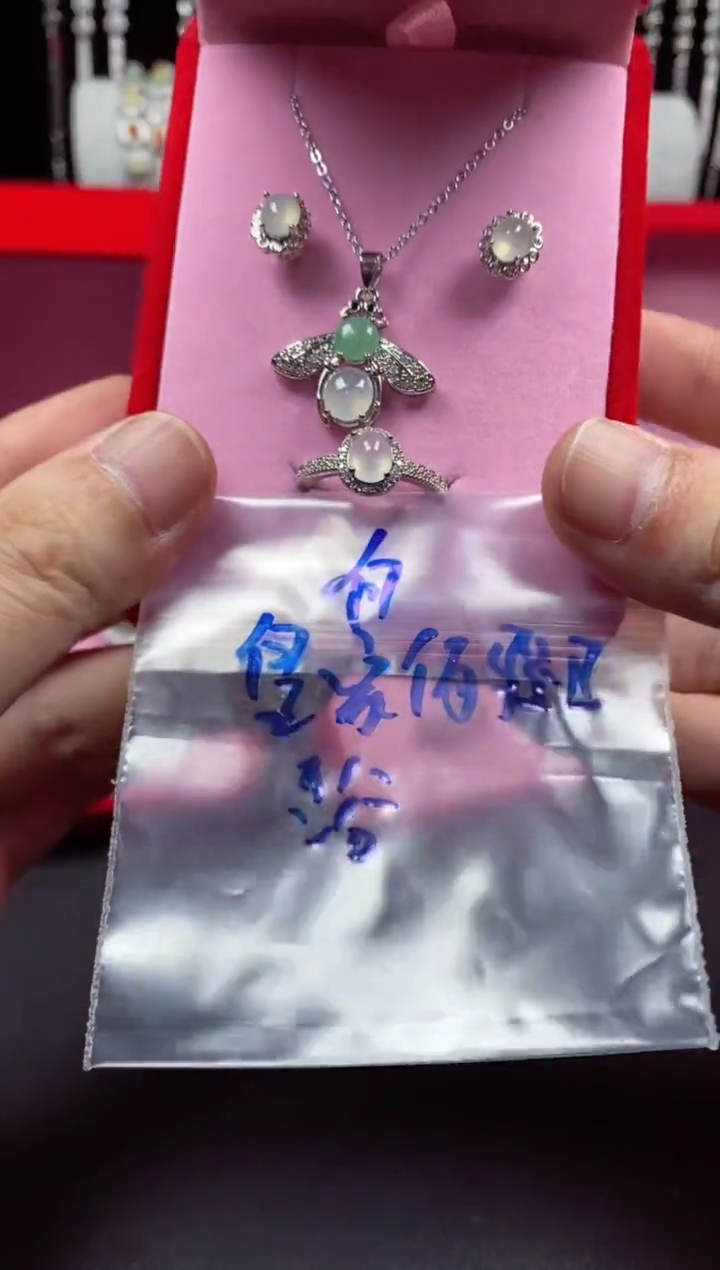 未镶嵌戒指翡翠皇****浴翡翠吊坠