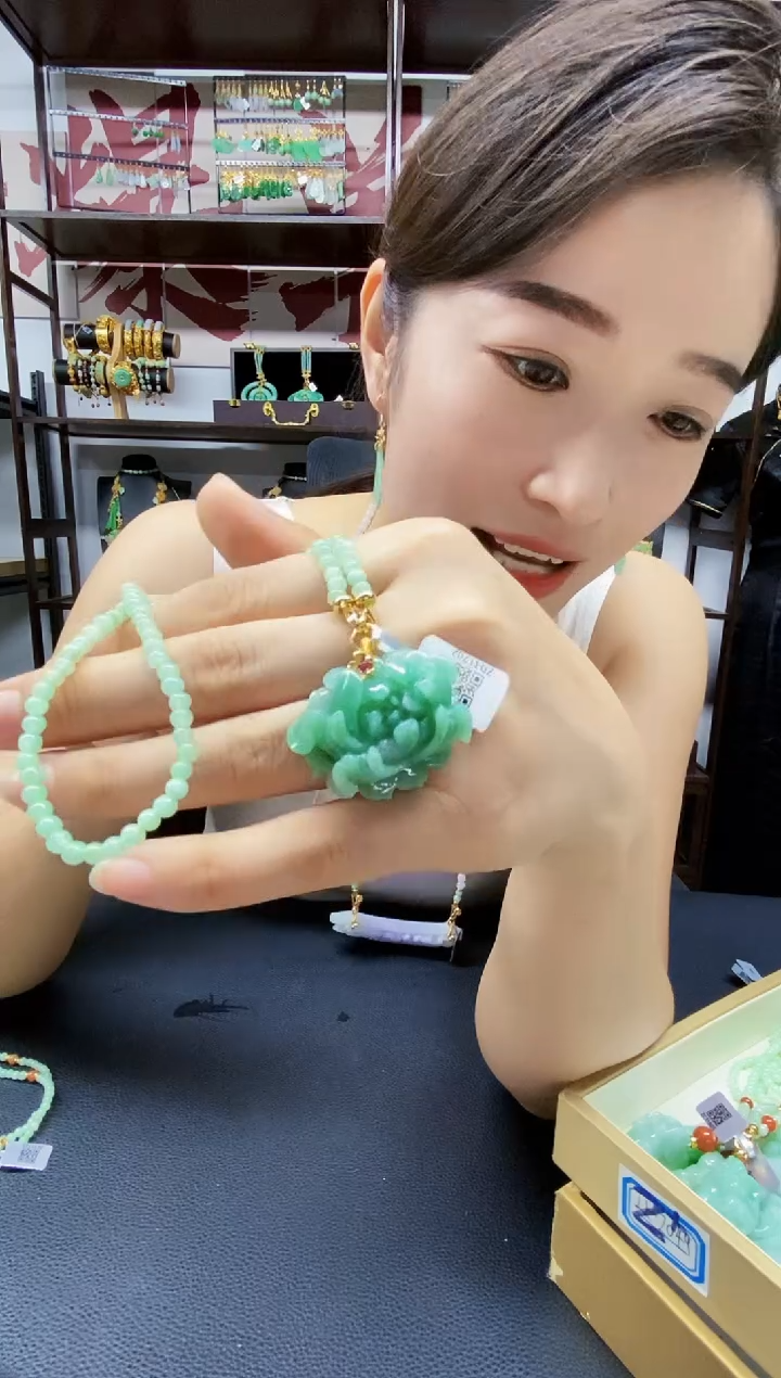 颈饰未镶嵌翡翠吊坠
