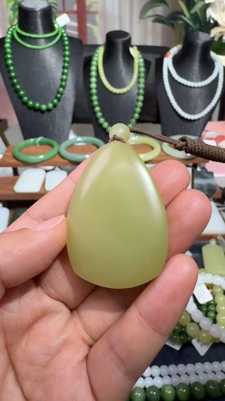 颈饰未镶嵌和田玉吊坠