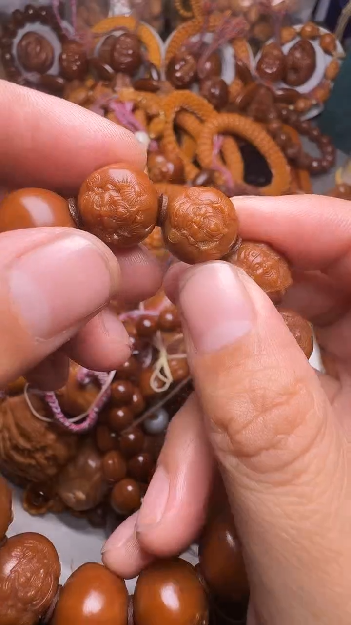 手串橄榄核浮雕财神