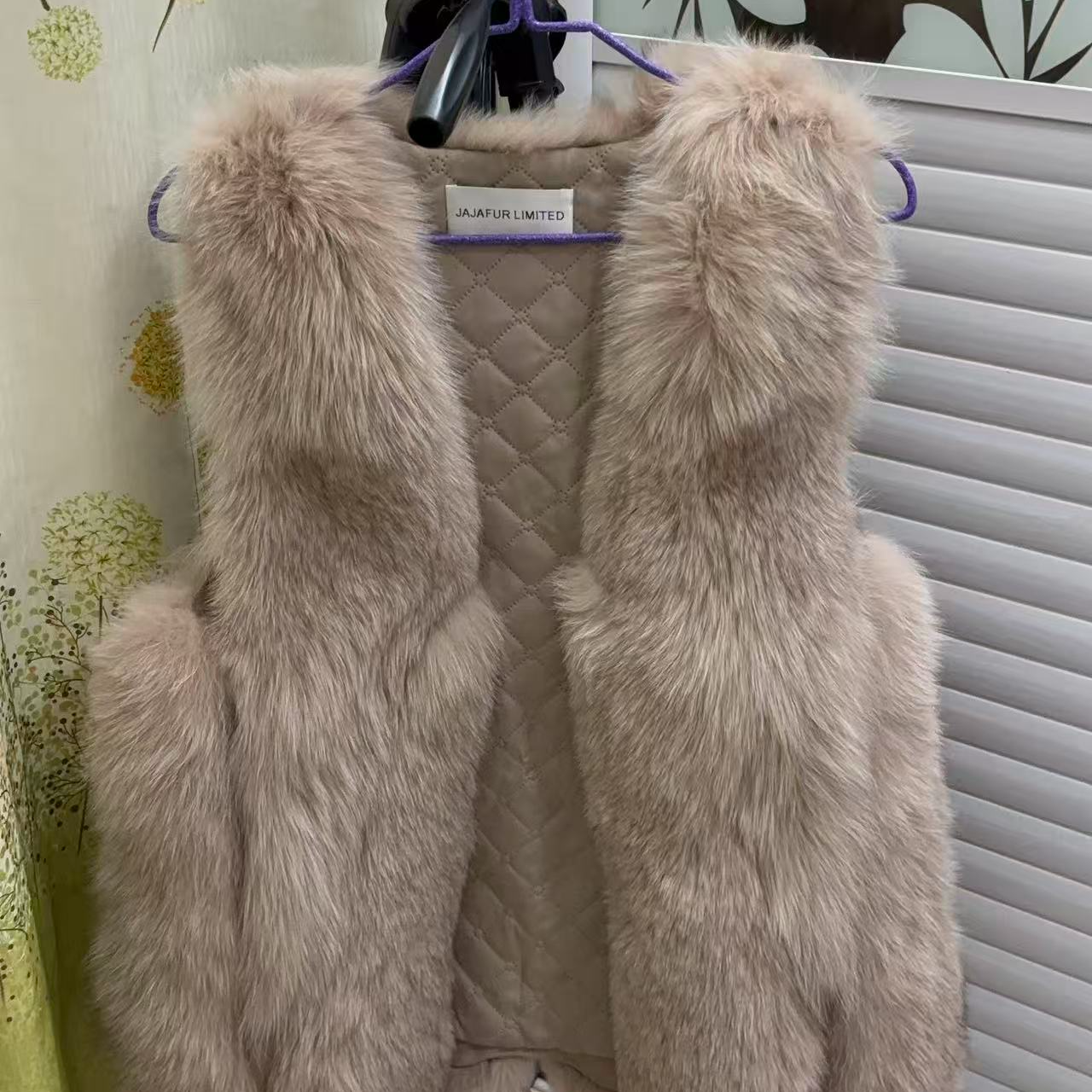 卡其色水滴款狐狸毛马甲（默认瑕疵）