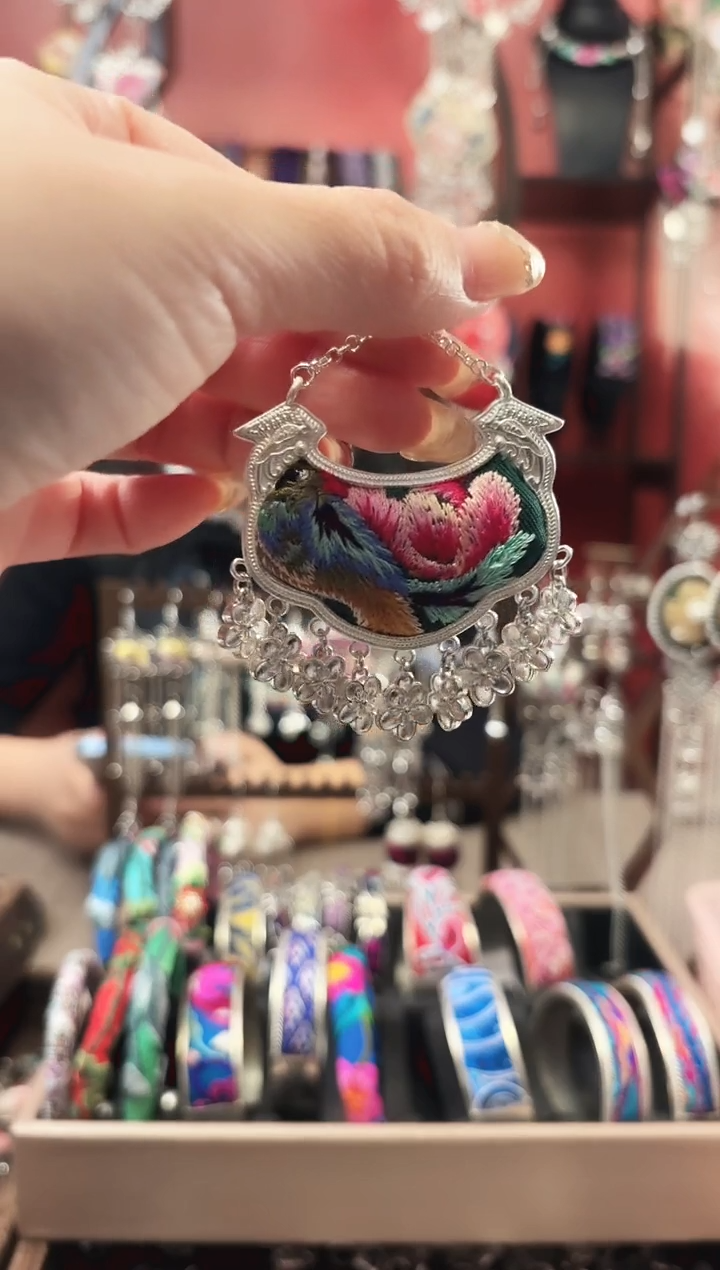 织绣织绣民族风非遗老绣饰品2