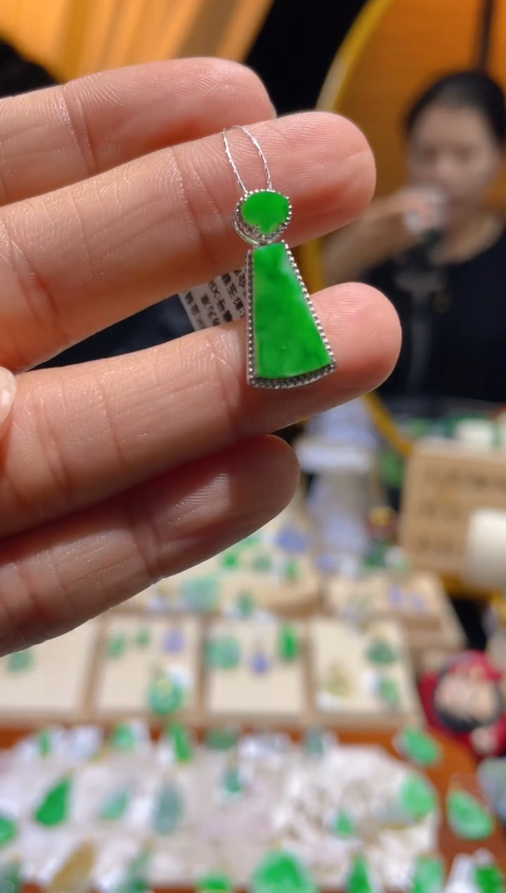 【闪购商品】翡翠颈饰18K金镶嵌假一赔三