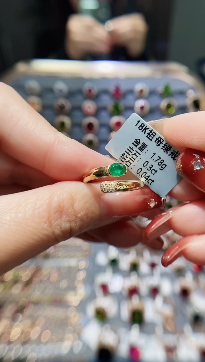 【闪购商品】祖母绿戒指18K金镶嵌0.3..