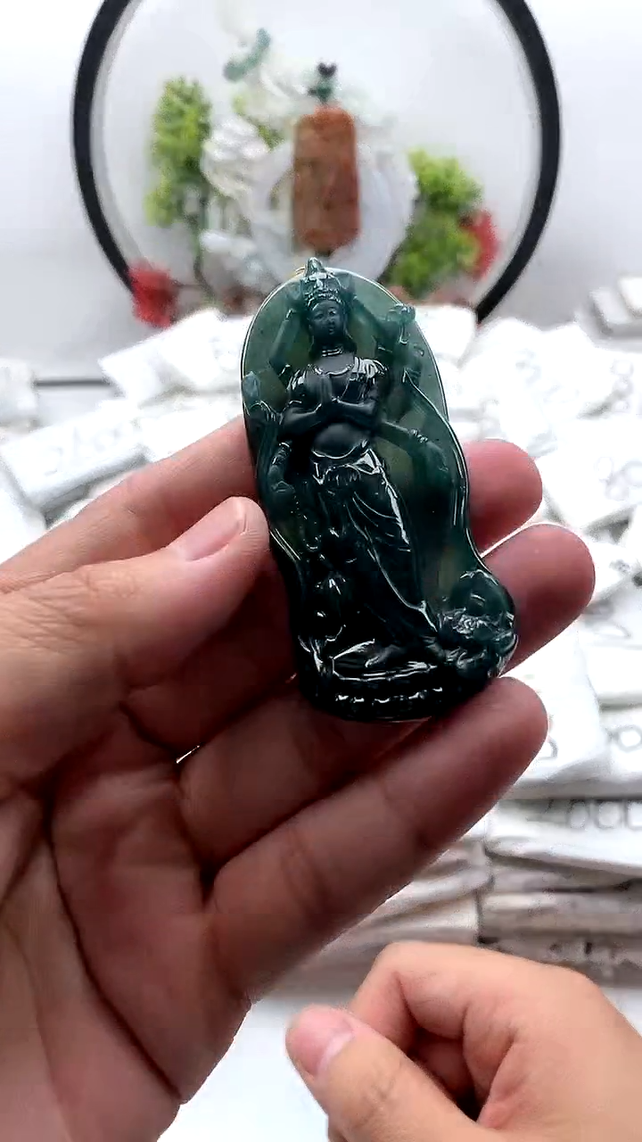 翡翠未镶嵌颈饰千手观音