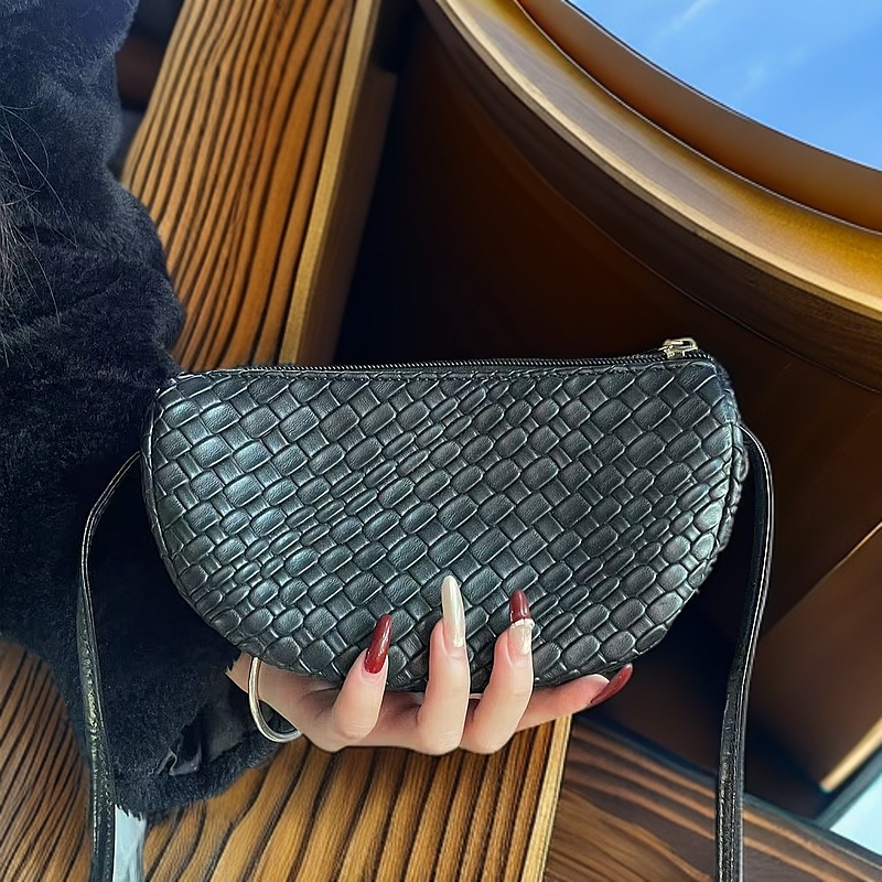 流行包包女2025洋气时尚小众设计饺子包斜挎女包手机包