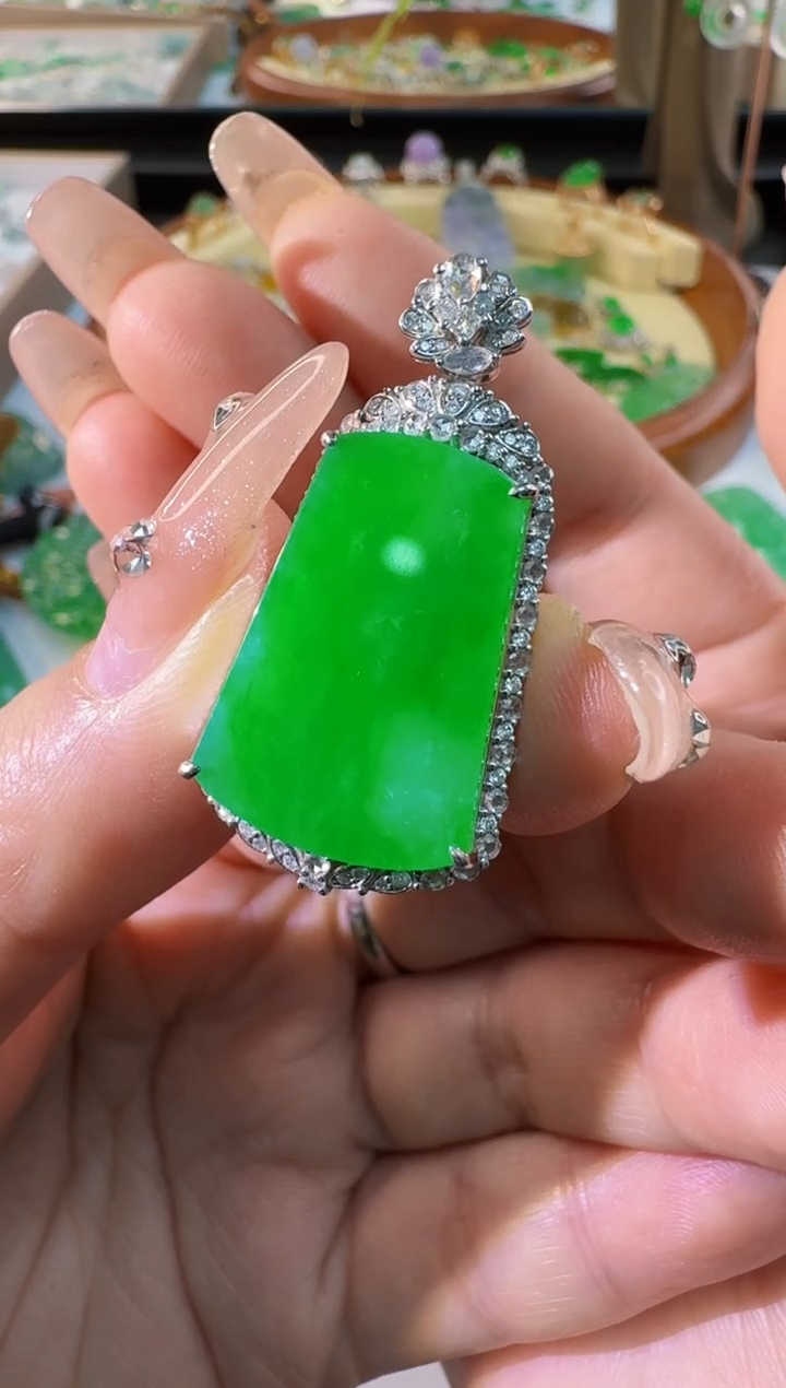 【闪购商品】翡翠颈饰18K金镶嵌缅甸翡翠A货吊坠