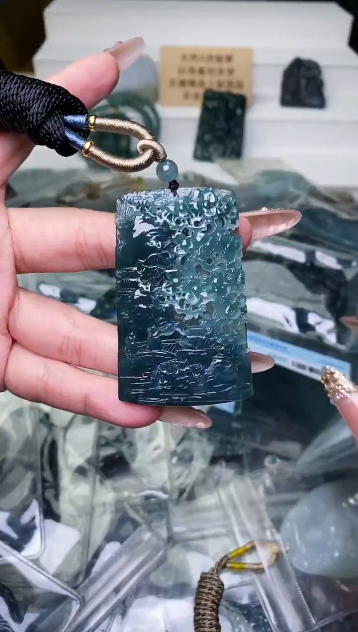 颈饰未镶嵌翡翠 