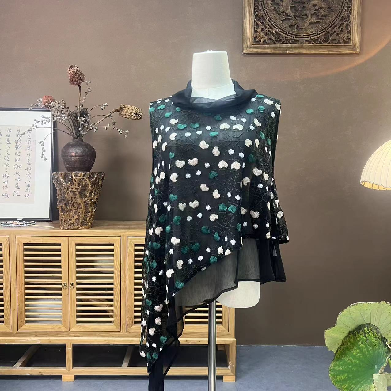 BF32496新款黑色堆堆领满花刺绣设计师上衣