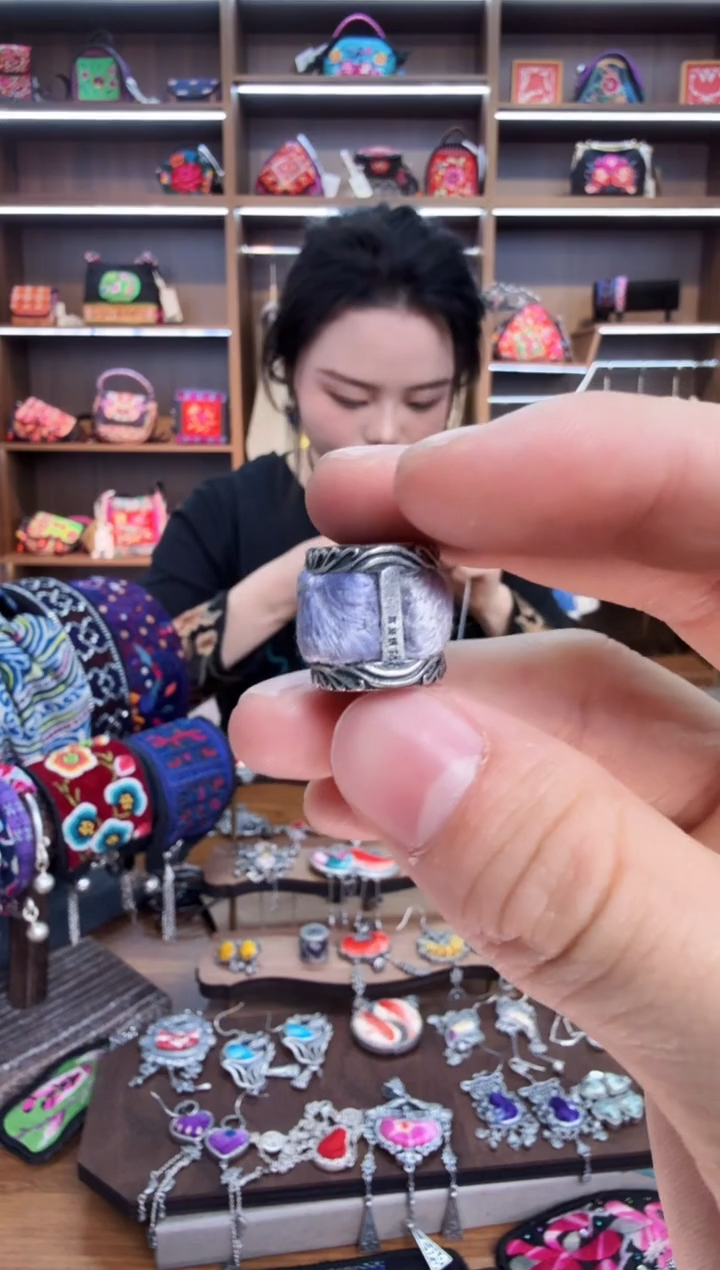 【闪购商品】织绣155蒙阿苏苗绣传承