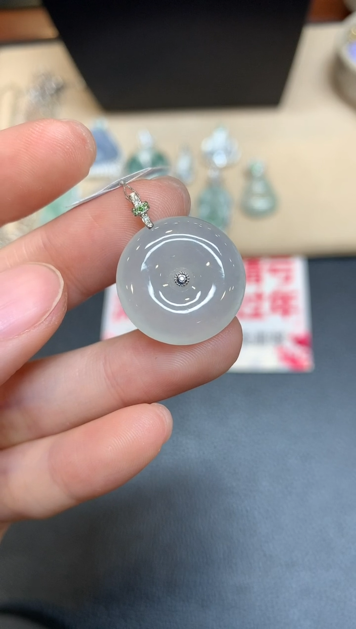 【闪购商品】翡翠颈饰18K金镶嵌平安扣【无服务费