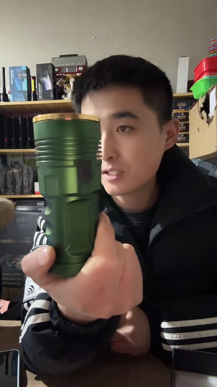 绿色和金手电带电池有瑕疵