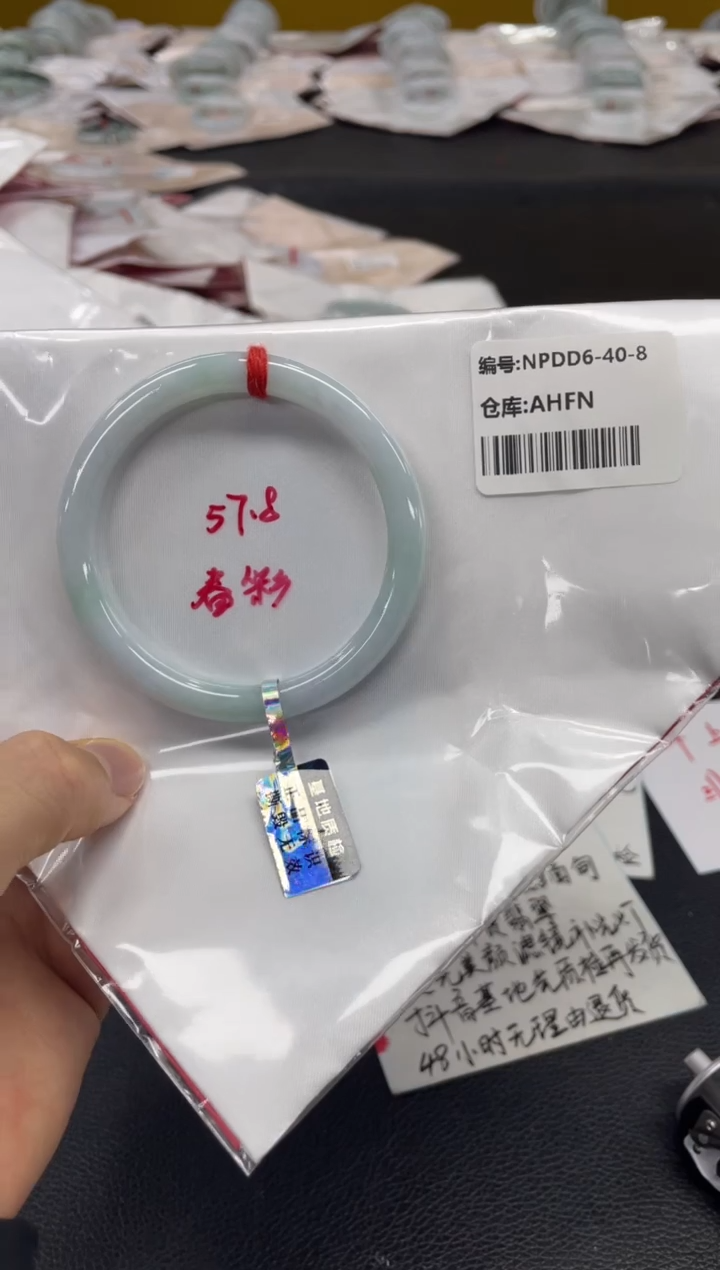 翡翠手镯未镶嵌翡翠手镯