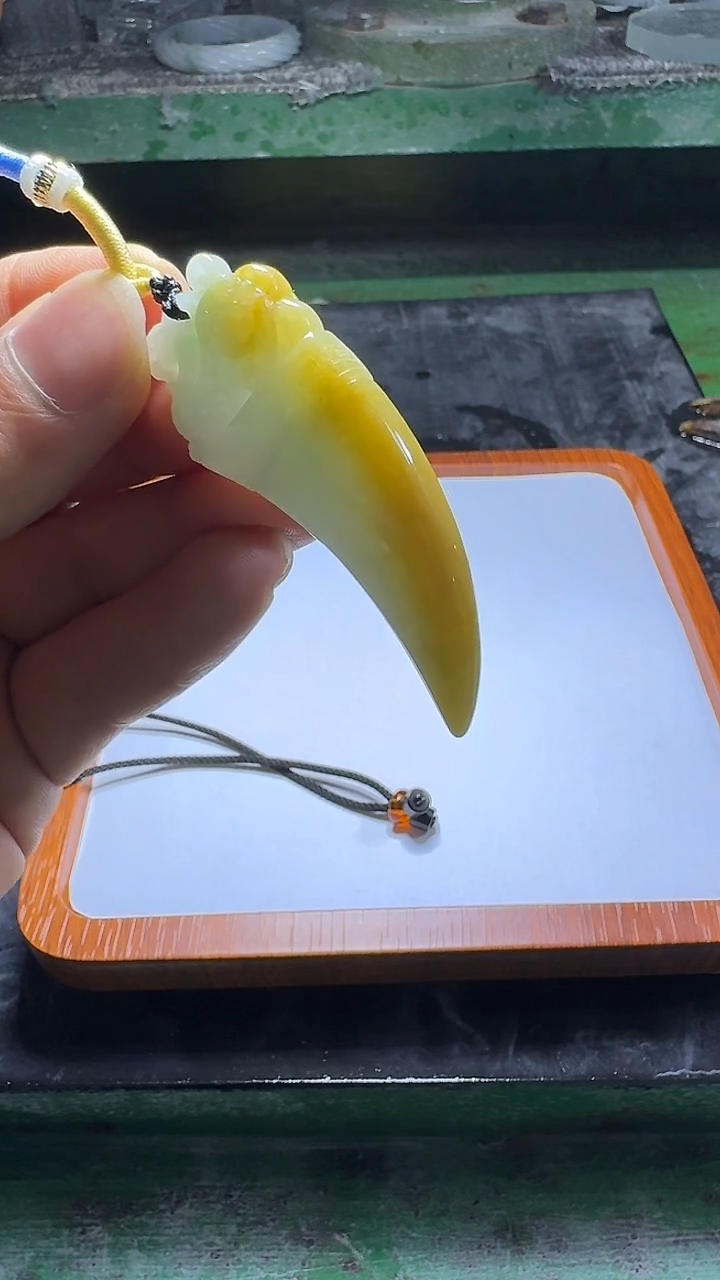 翡翠未镶嵌颈饰挂件