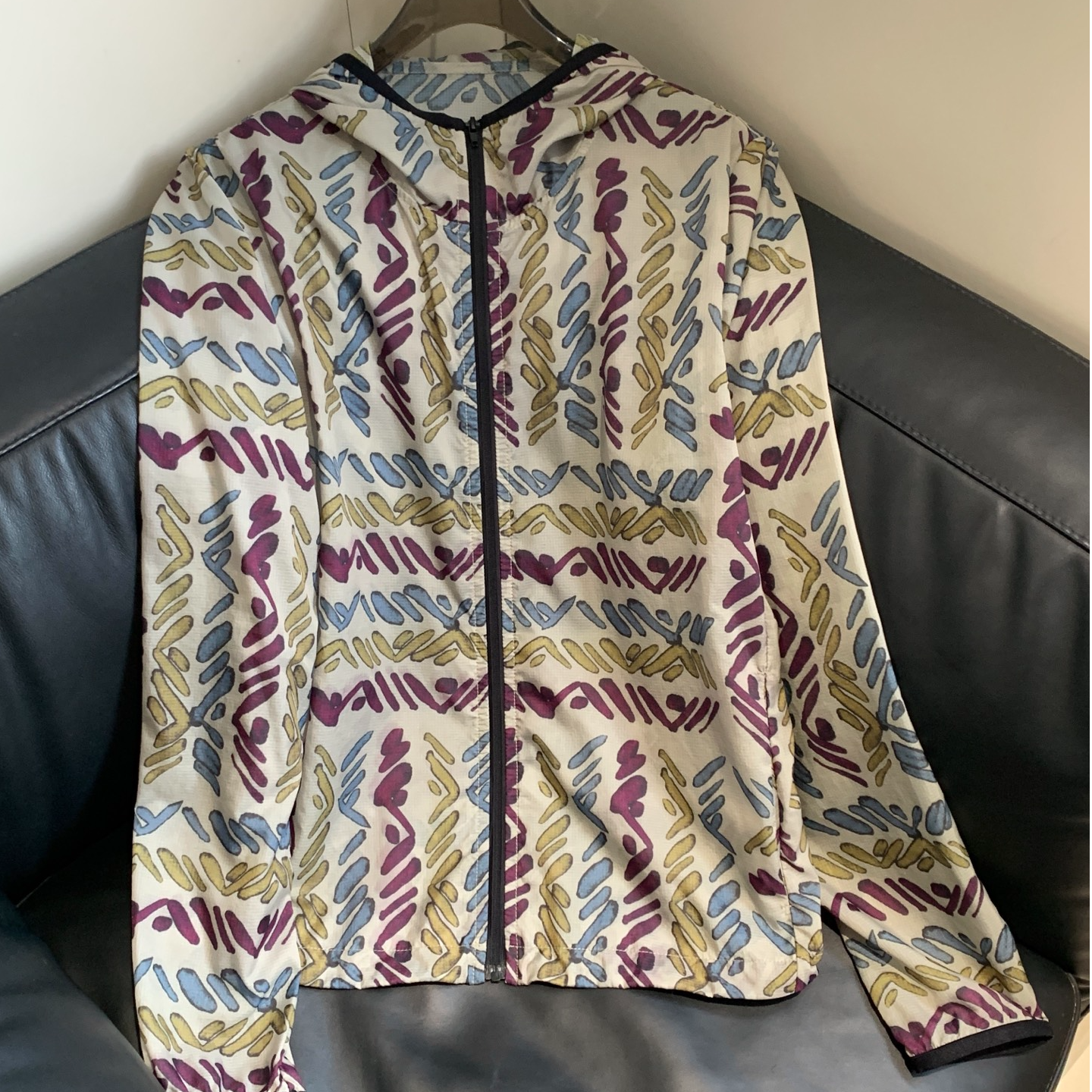 对称定位印花 “肌理印花” 防晒超轻薄连帽拉链户外运动外套 W6942