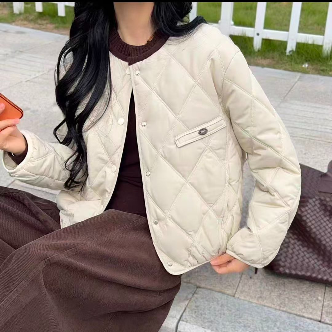 2025秋冬新款时尚百搭轻薄棉服女短款简约圆领菱格休闲外套25133