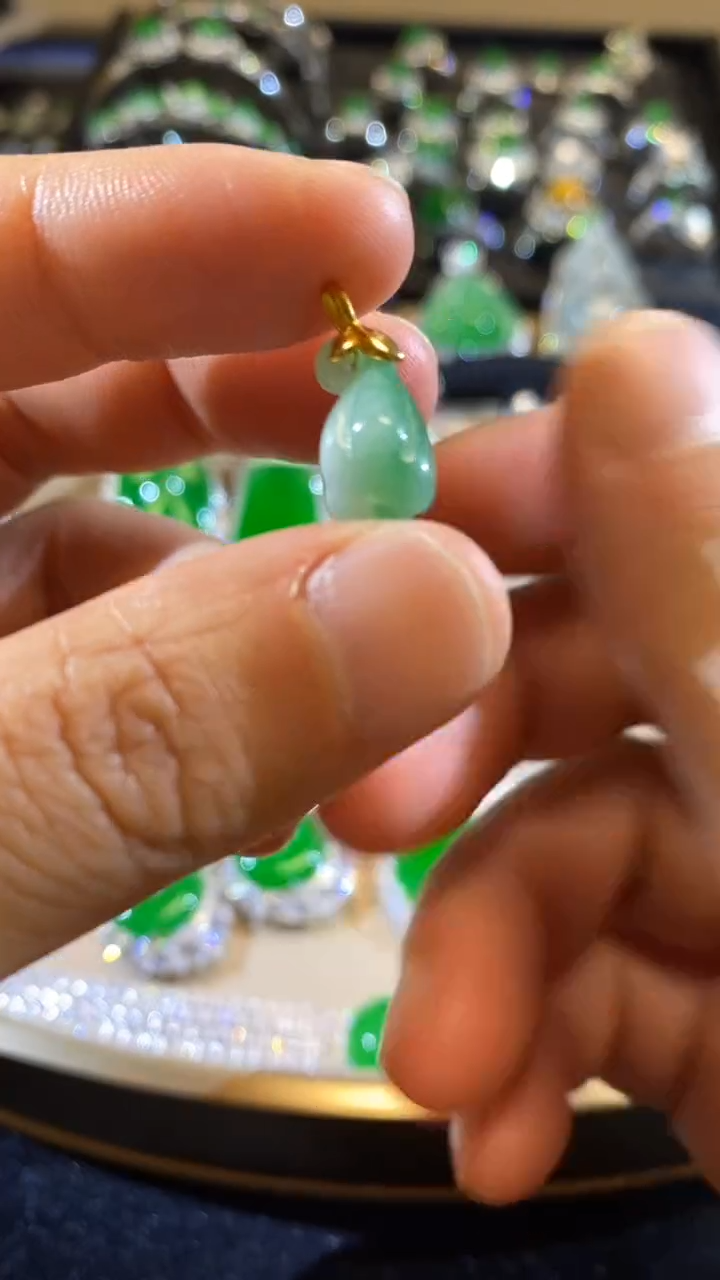【闪购商品】翡翠吊坠(不含链)18K金镶嵌缅甸天然A货翡翠，18K金镶嵌