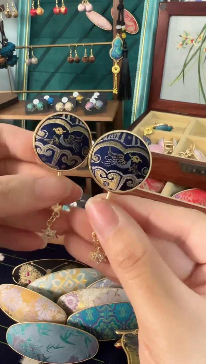 【闪购商品】【一物一拍初五发】蓝金圆形胸针一个