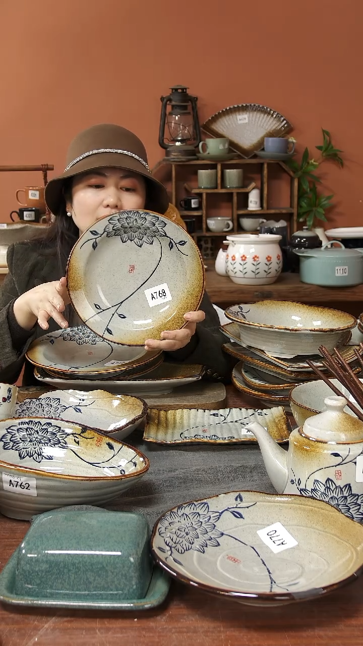 陶瓷A768 一只手绘蓝莲花斗笠盘22.5*3.5微瑕
