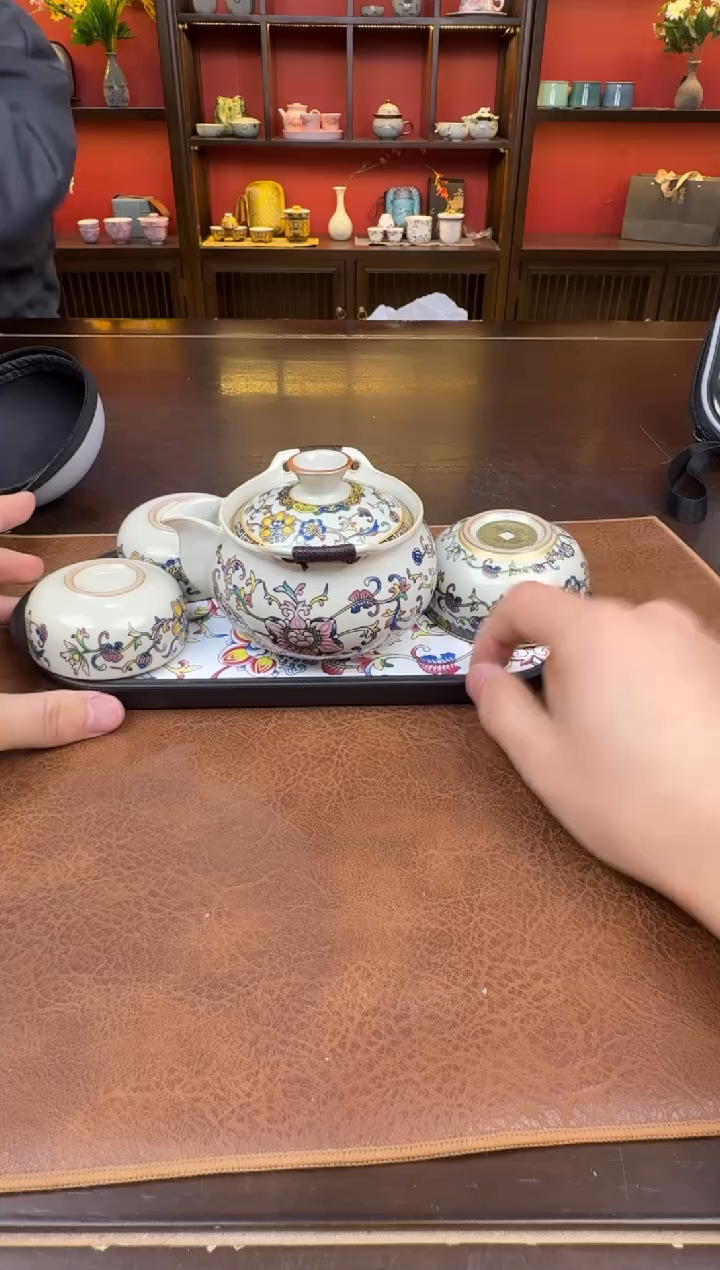 满彩缠枝莲宝瓶1111111111111