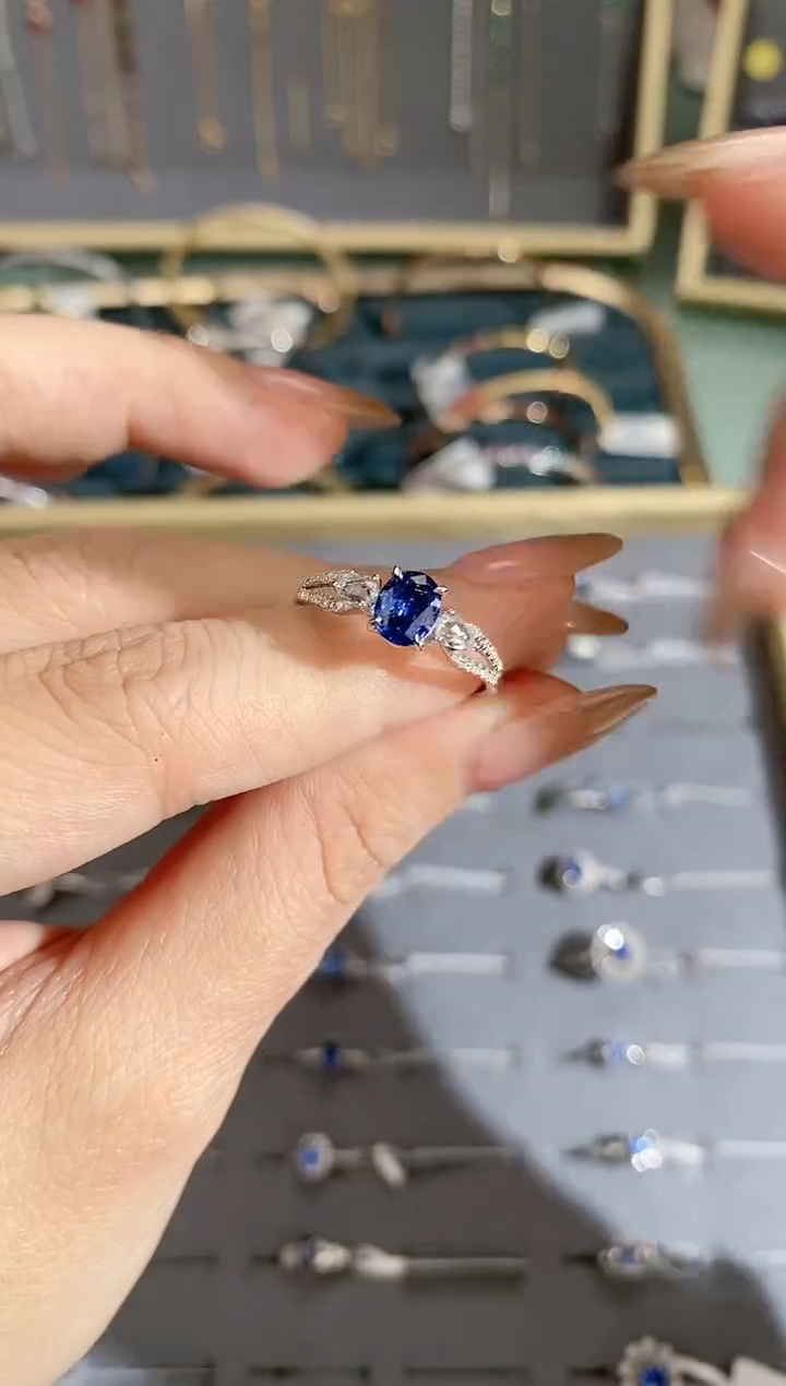 【闪购商品】蓝宝石戒指18K金镶嵌戒指