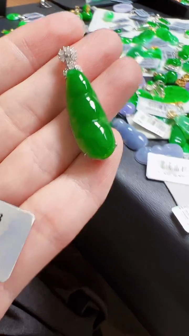 颈饰18K金镶嵌翡翠豆