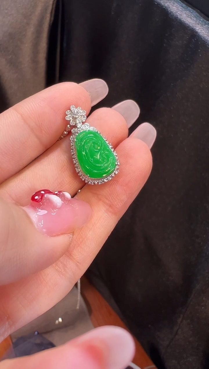 【闪购商品】翡翠颈饰18K金镶嵌吊坠