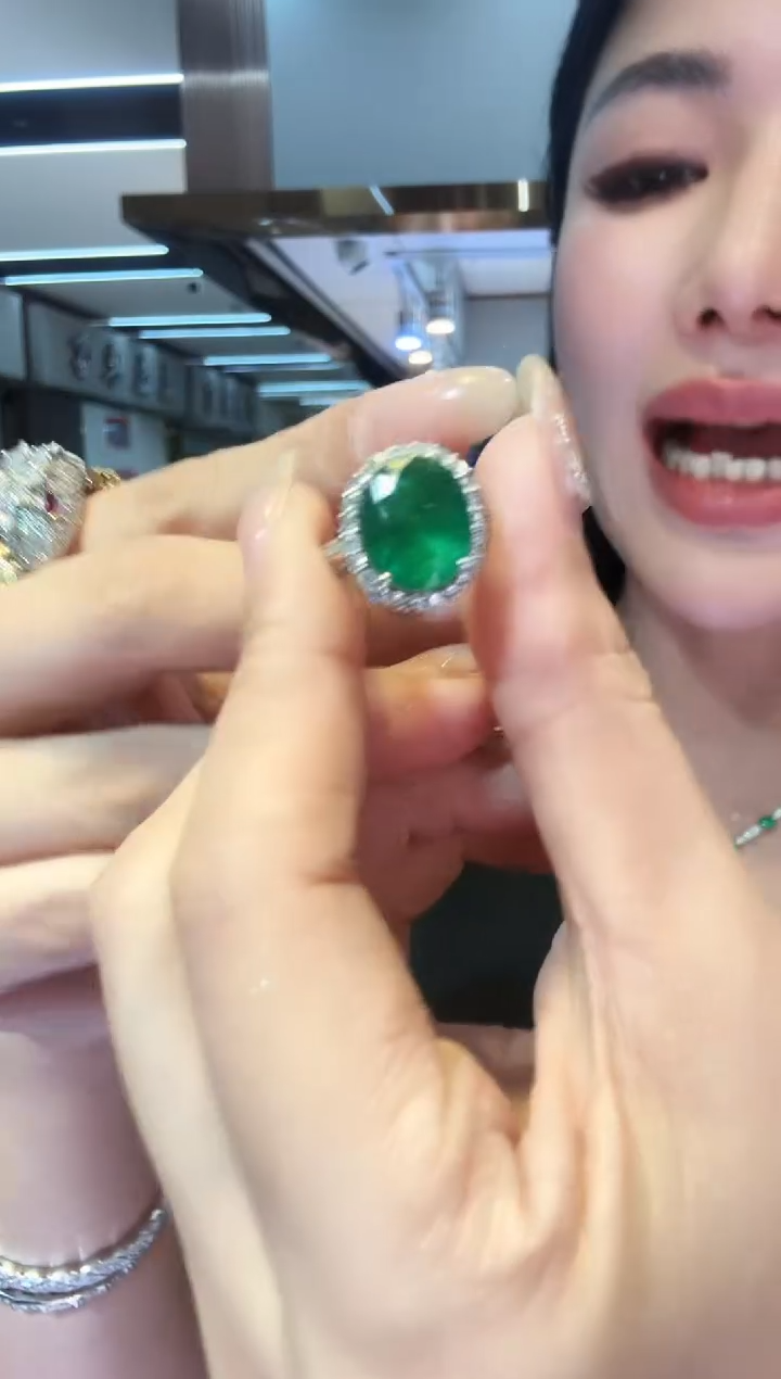 铂Pt950镶嵌戒指祖母绿5.60ct