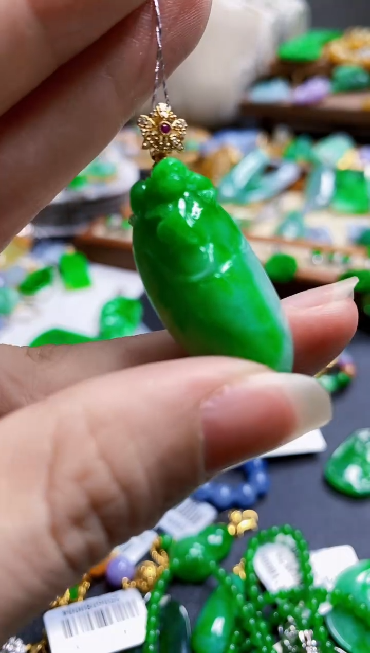 翡翠18K金镶嵌颈饰瓜