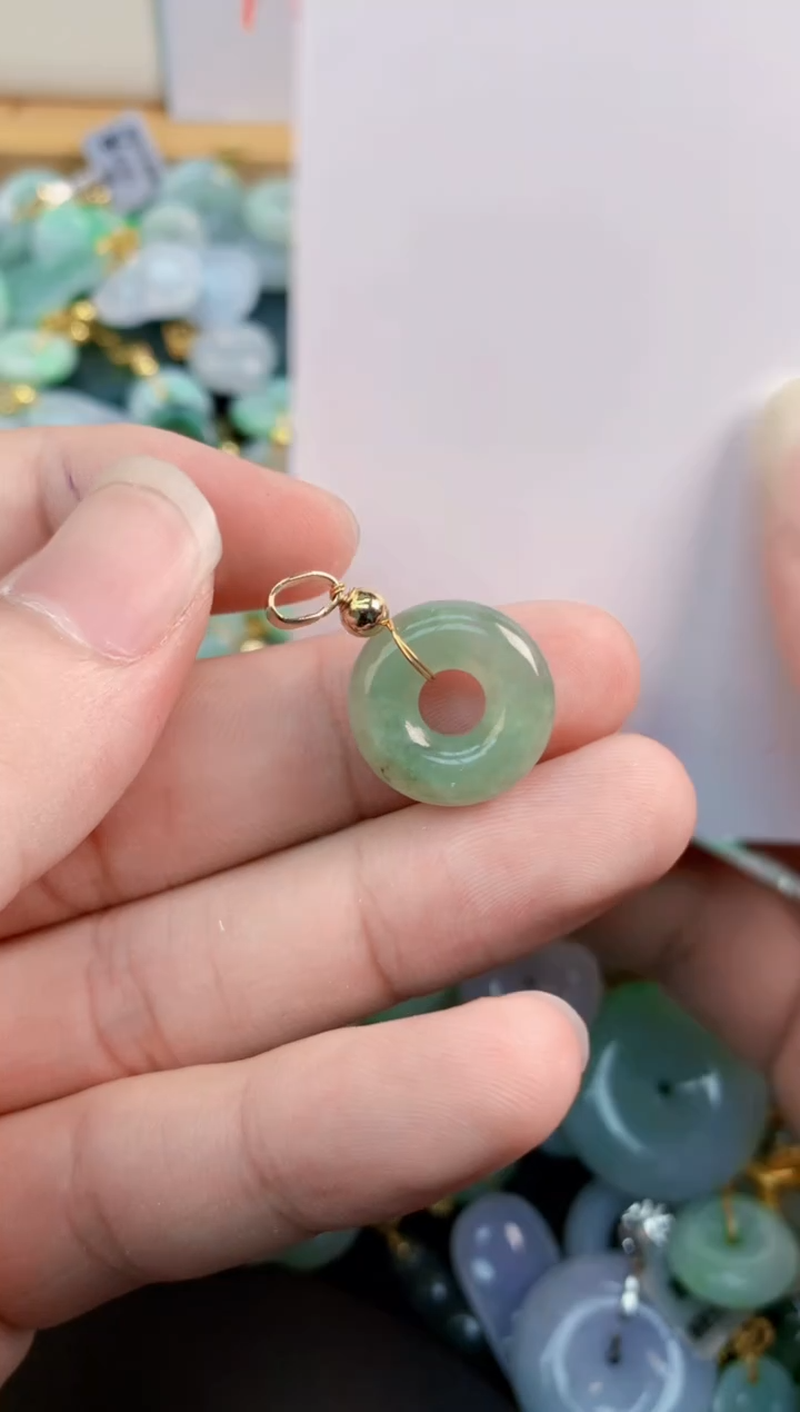 翡翠未镶嵌吊坠(不含链)        1