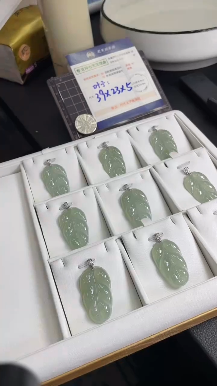 【闪购商品】翡翠颈饰18K金镶嵌叶子配绳26/多样性发其一CP
