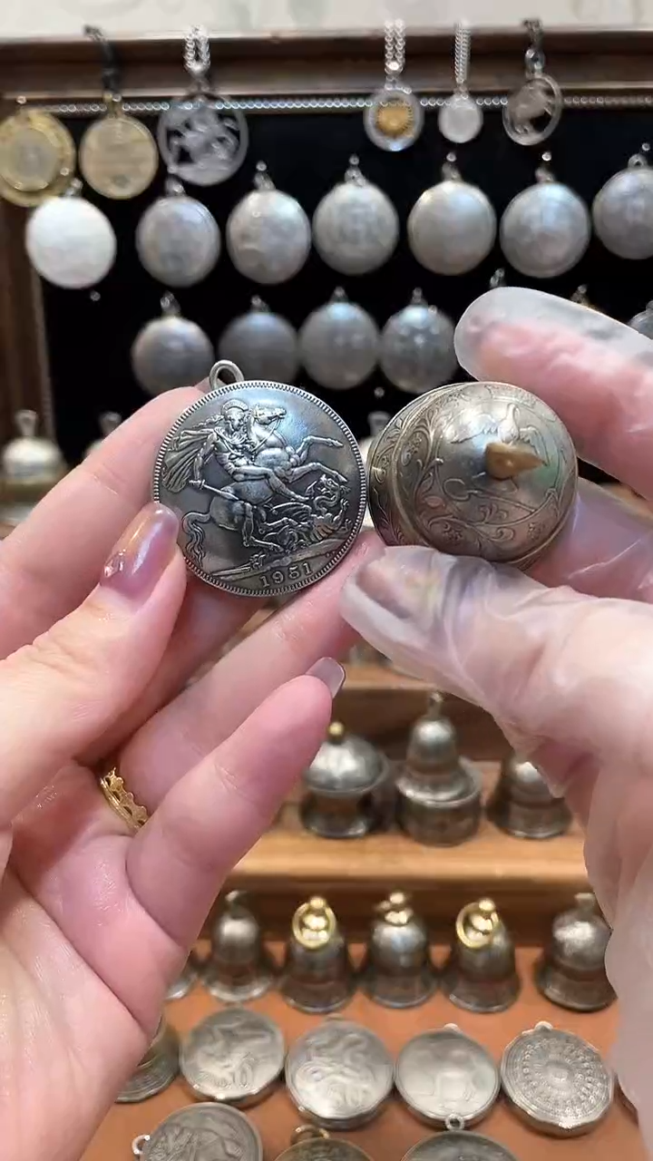 无铁合金无铁合金磊铜马剑盒子 和一克朗龙环款铃铛