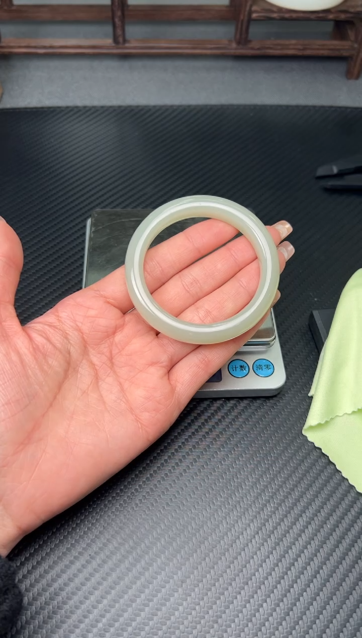 未镶嵌手镯和田玉且末微色差近矿53