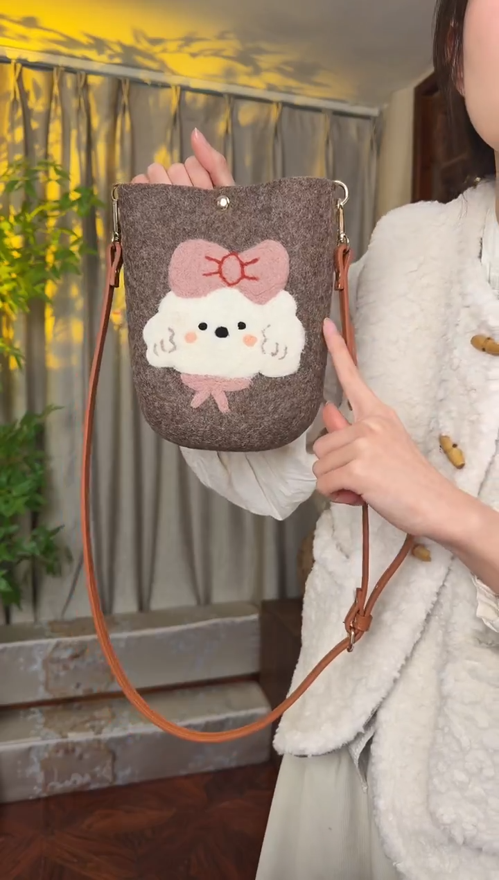 羊毛非遗羊毛毡包 手机包小狗