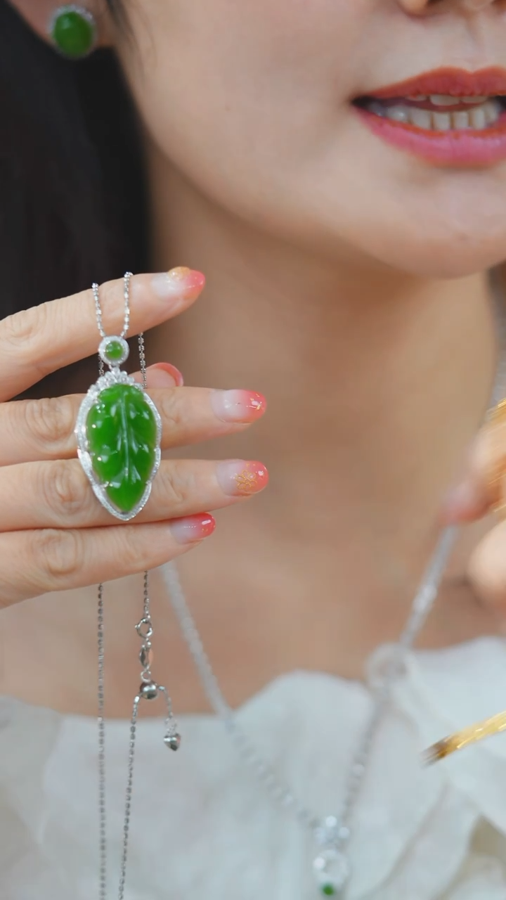 和田玉18K金镶嵌颈饰苹果绿大叶子HNZ6858