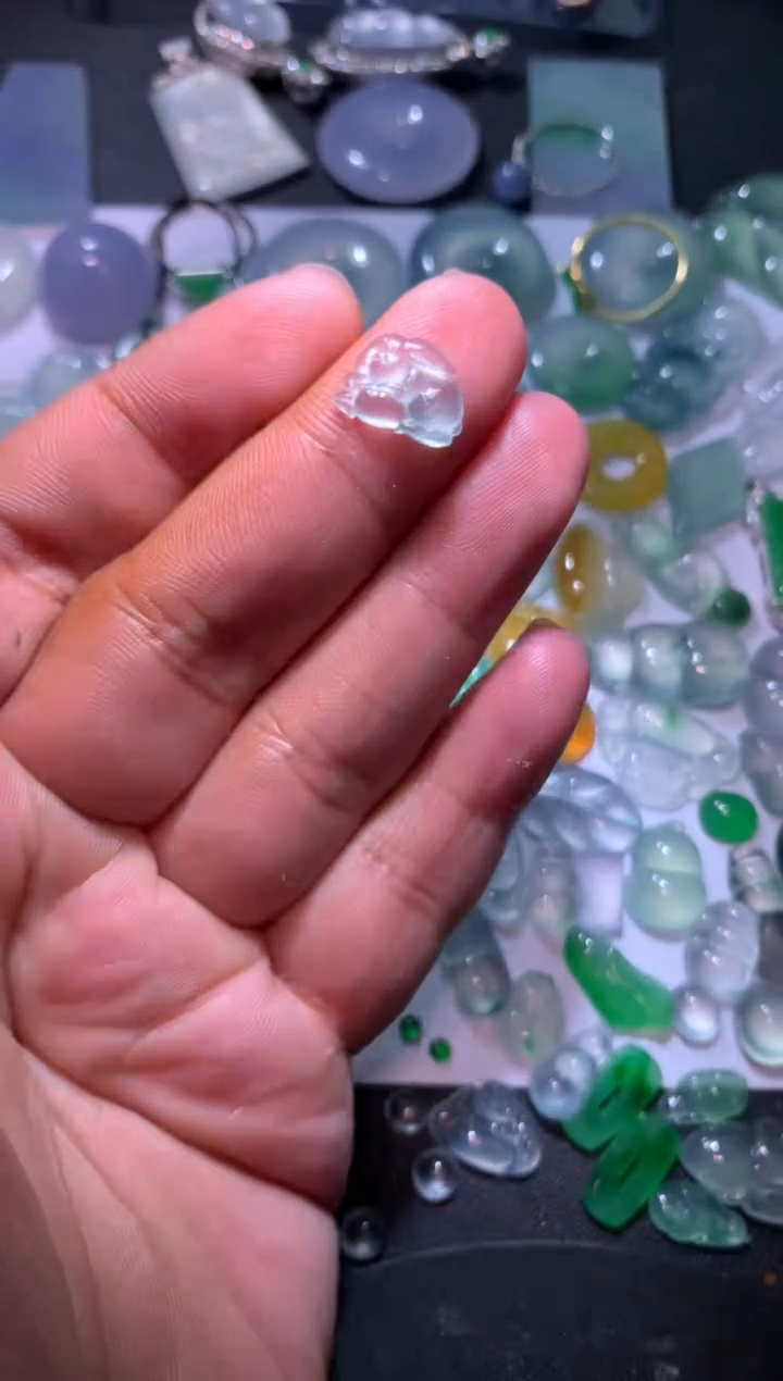 【闪购商品】翡翠颈饰未镶嵌萝卜兔