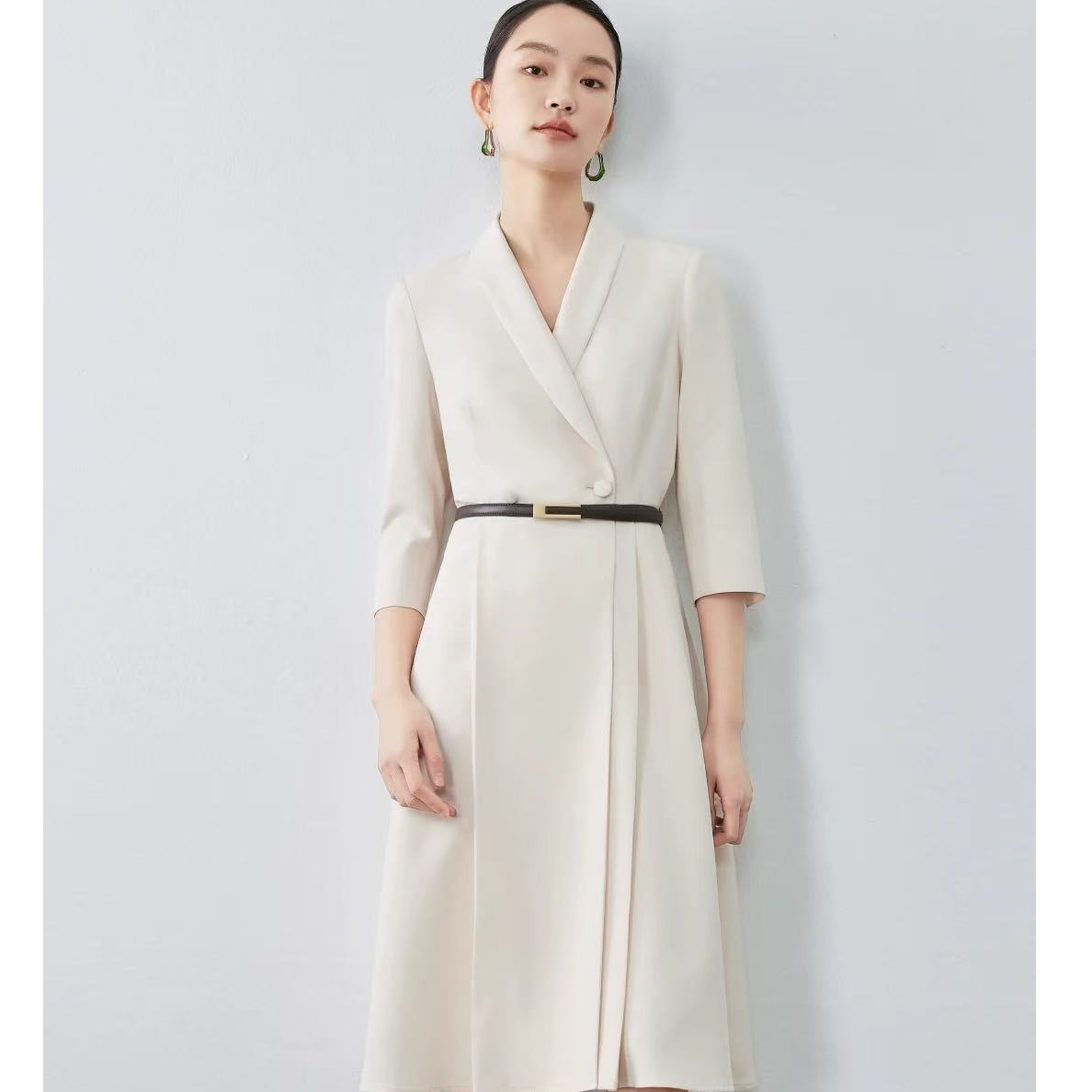 热款春夏连衣裙气质白色轻奢法式收腰设计师款通勤连衣裙