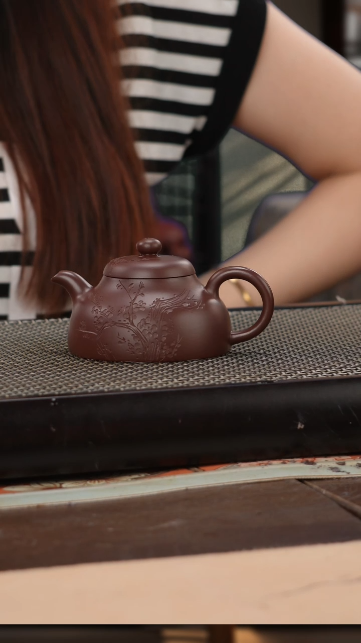 茶壶紫砂紫袍玉砂精工墨梅刻绘怀影150cc