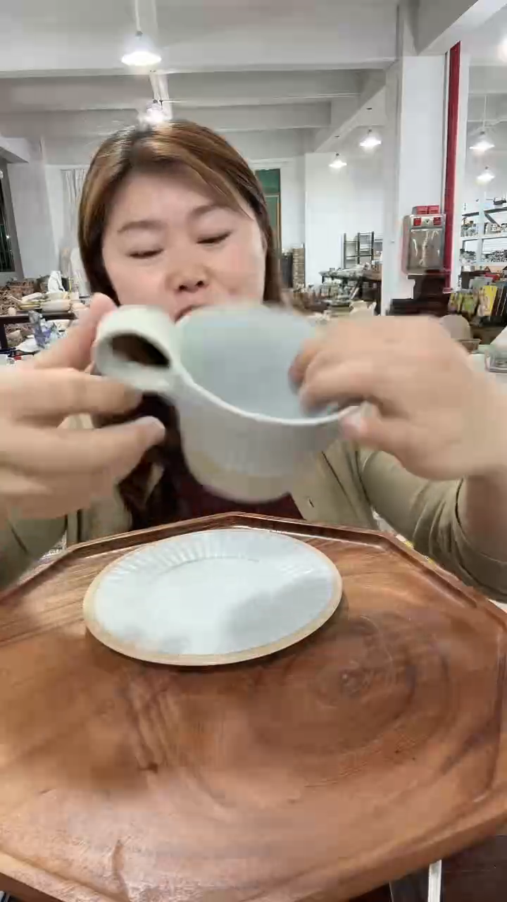 瓷蓝色粗陶咖啡杯