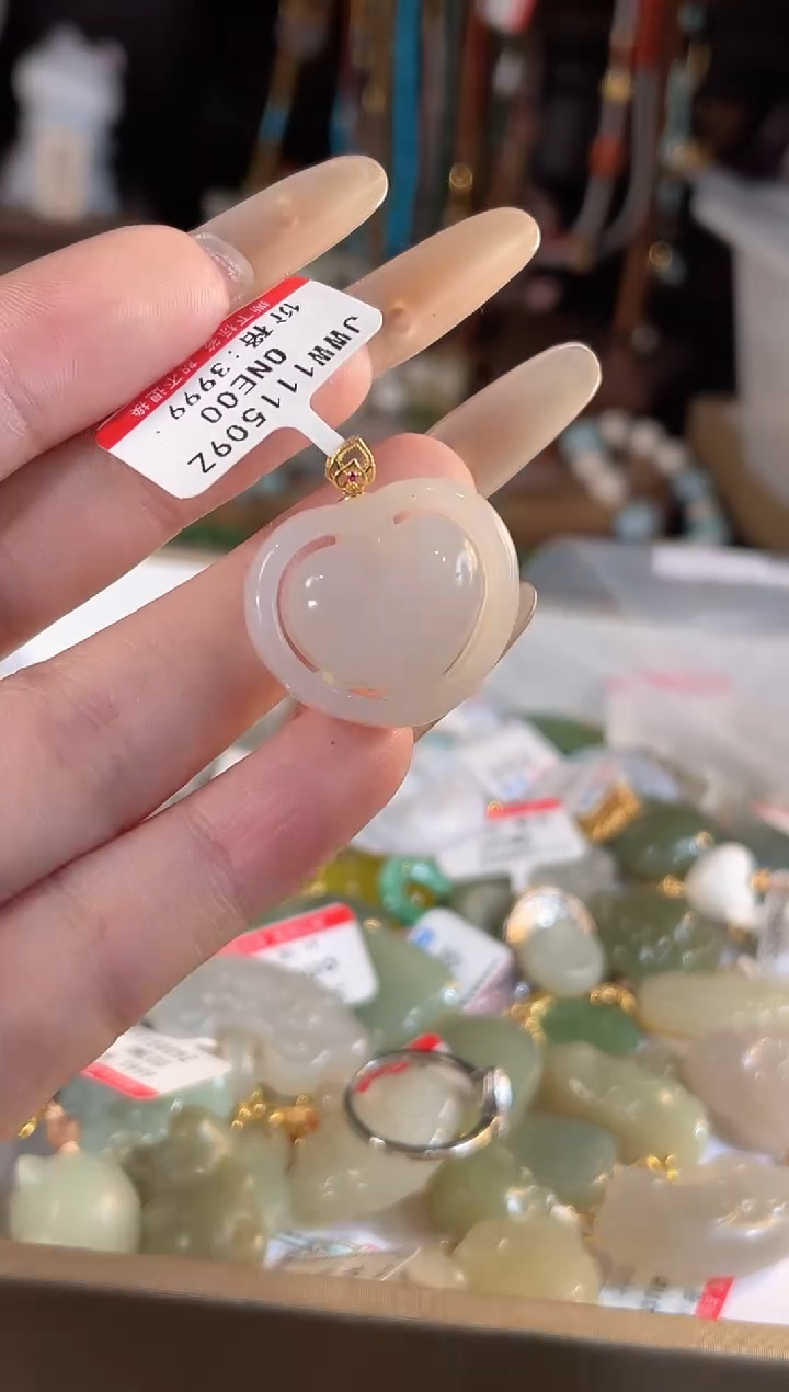 【闪购商品】和田玉吊坠(不含链)18K金镶嵌多样性发货其一