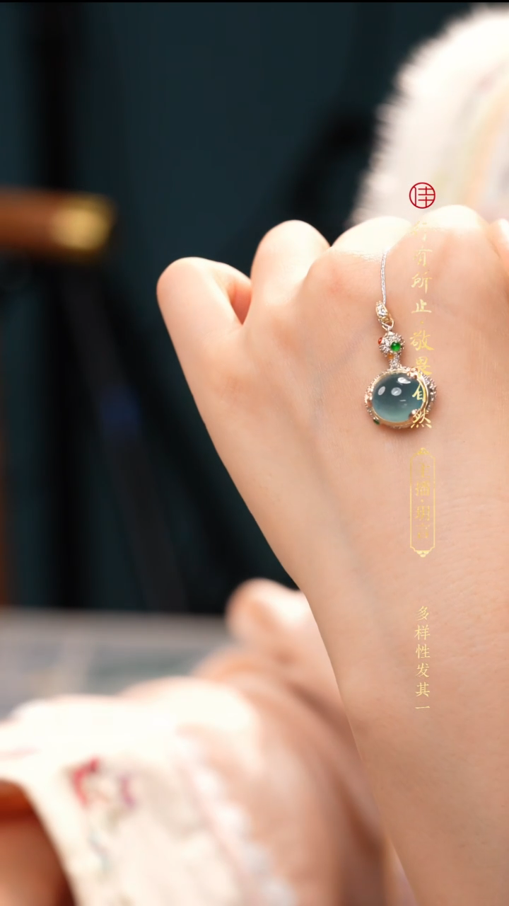 颈饰18K金镶嵌翡翠吊坠