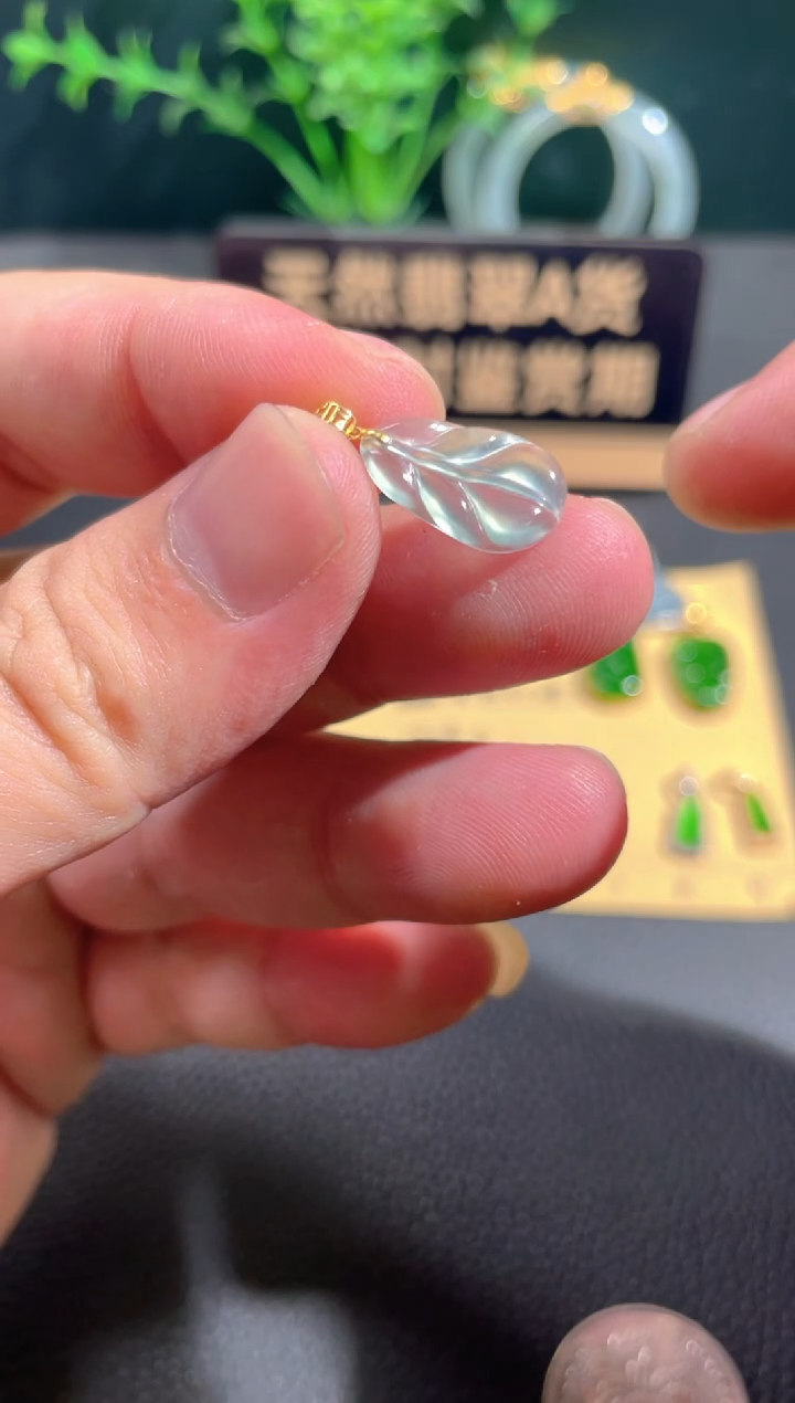 翡翠18K金镶嵌颈饰翡翠