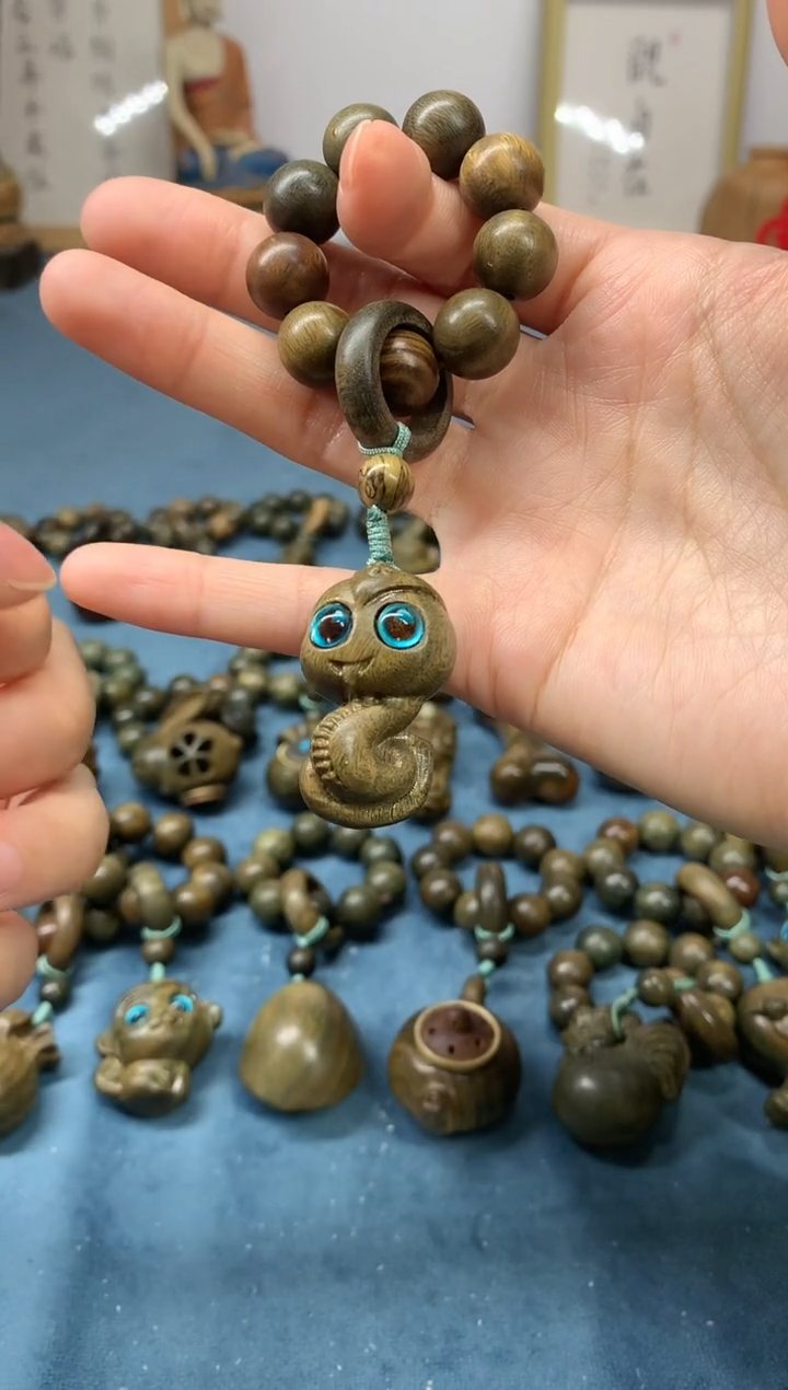 【闪购商品】维腊木（绿檀）把件 小萌蛇 盘玩件