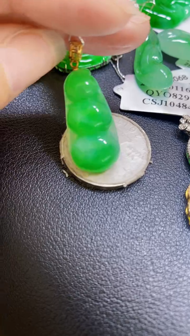 颈饰18K金镶嵌翡翠豆