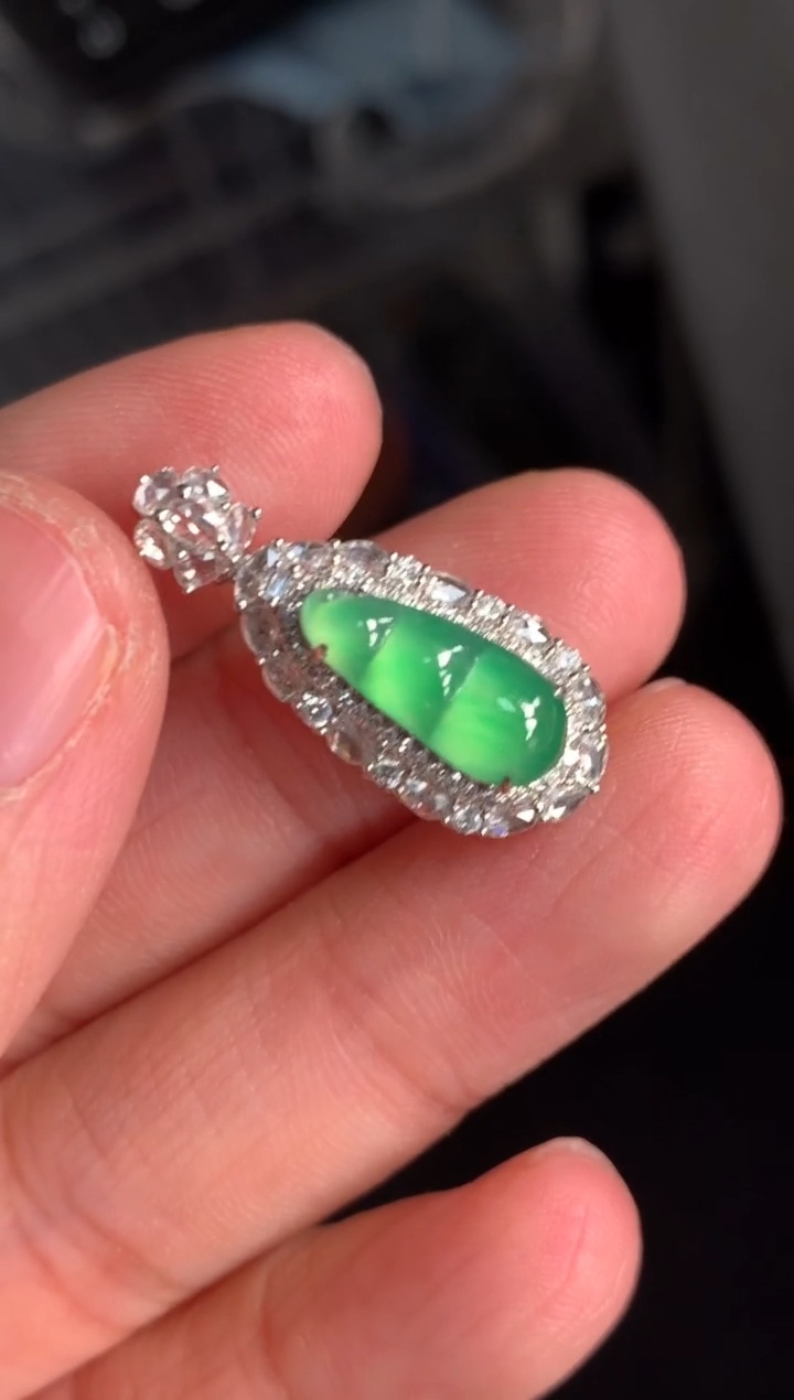 颈饰18K金镶嵌翡翠缅甸翡翠钻石镶嵌福豆